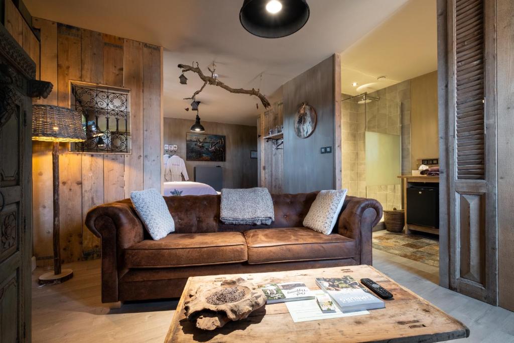 een woonkamer met een bank en een tafel bij B&B en privé-wellness Lavendine Pure in Genk