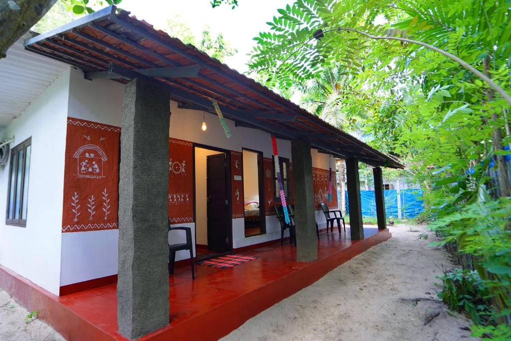 una piccola casa con rosso e bianco di Marari Sabari Home Stay a Mararikulam