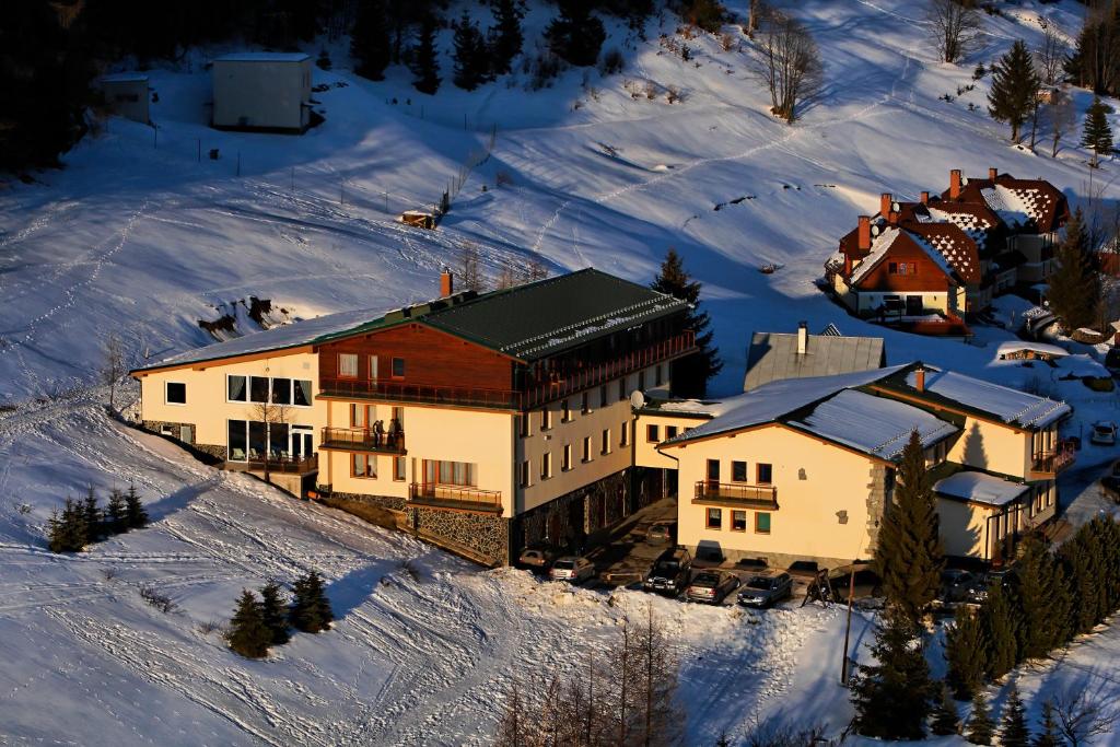 une vue aérienne sur un bâtiment dans la neige dans l'établissement Penzión Limba Donovaly, à Donovaly