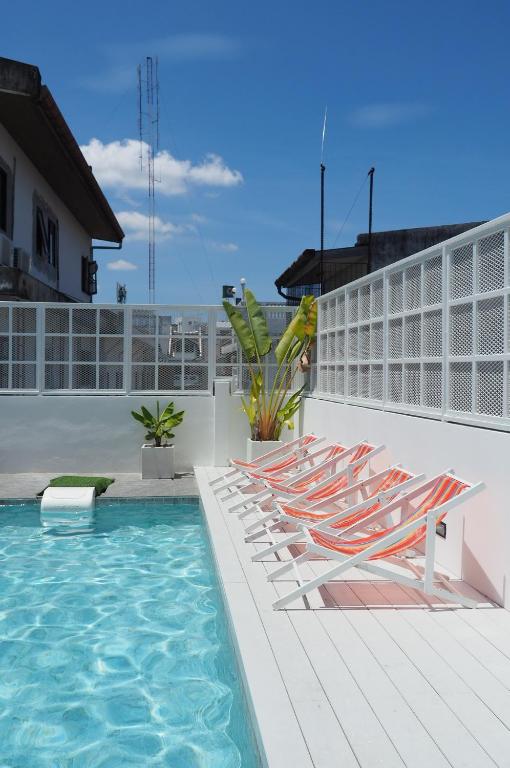 Bazén v ubytování Borbaboom Phuket Poshtel & Hostel nebo v jeho okolí