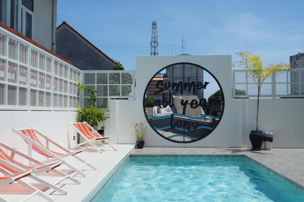 Bazén v ubytování Borbaboom Phuket Poshtel & Hostel nebo v jeho okolí