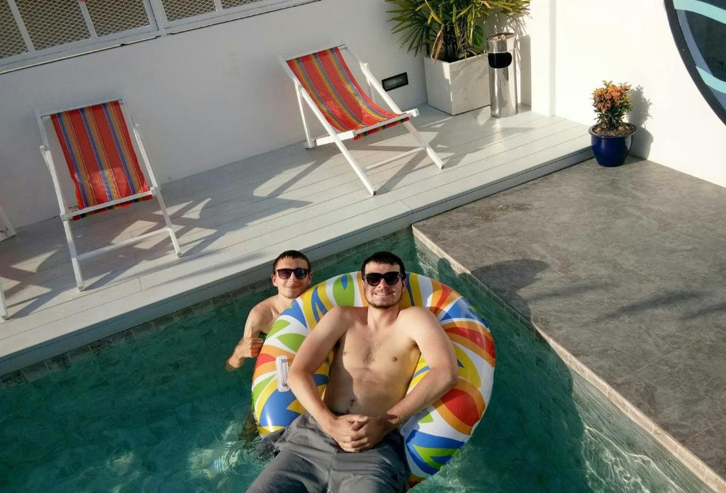 Bazén v ubytování Borbaboom Phuket Poshtel & Hostel nebo v jeho okolí