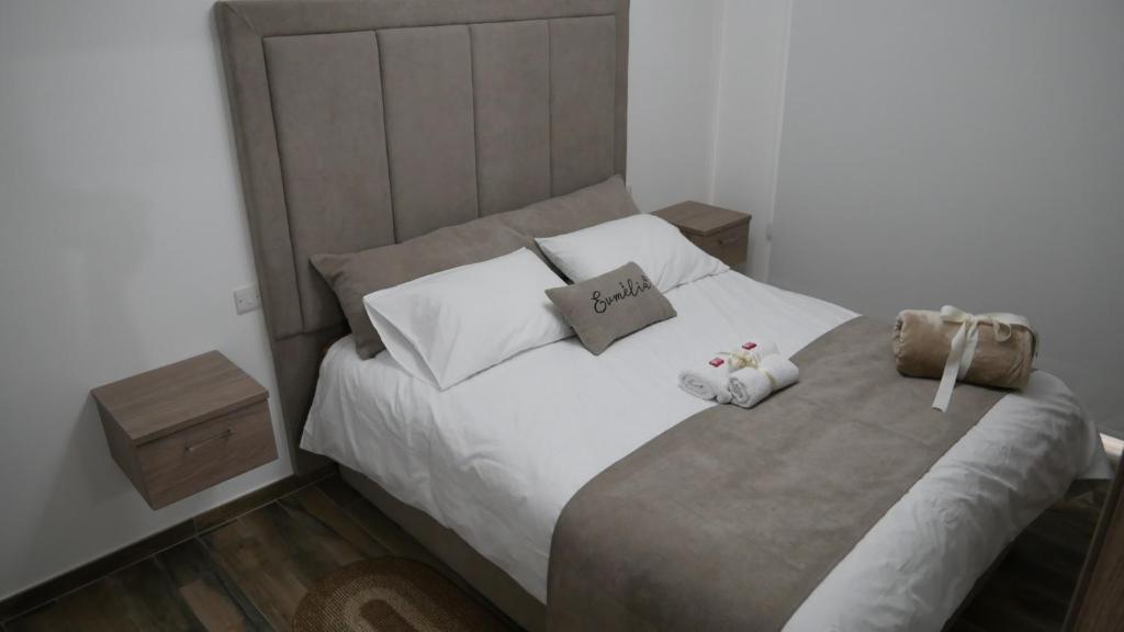 Postel nebo postele na pokoji v ubytování Evmelia Kakopetria Suites