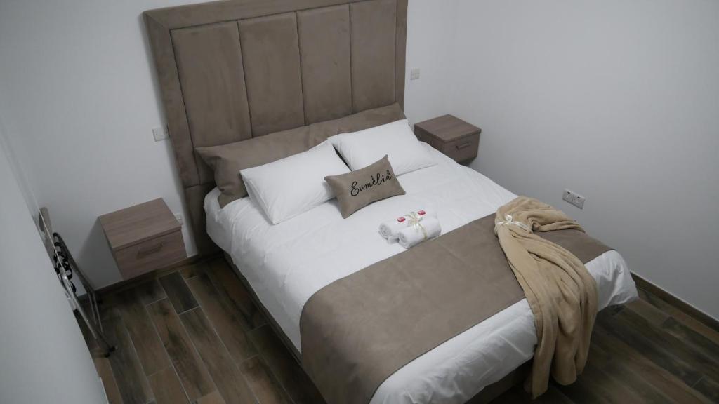 Postel nebo postele na pokoji v ubytování Evmelia Kakopetria Suites