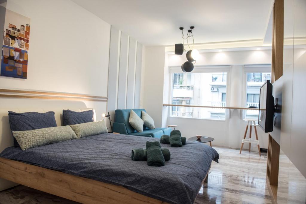 - une chambre avec un lit et un canapé bleu dans l'établissement Leiland #colony_White_Tower_Suite, à Thessalonique