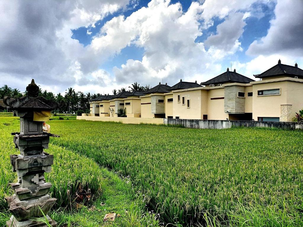 uma fila de casas num campo de relva em RC Ubud Villa 2 em Ubud