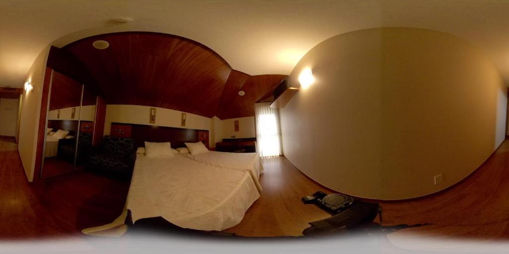 a bedroom with a large bed in a round room at Doade in Hio