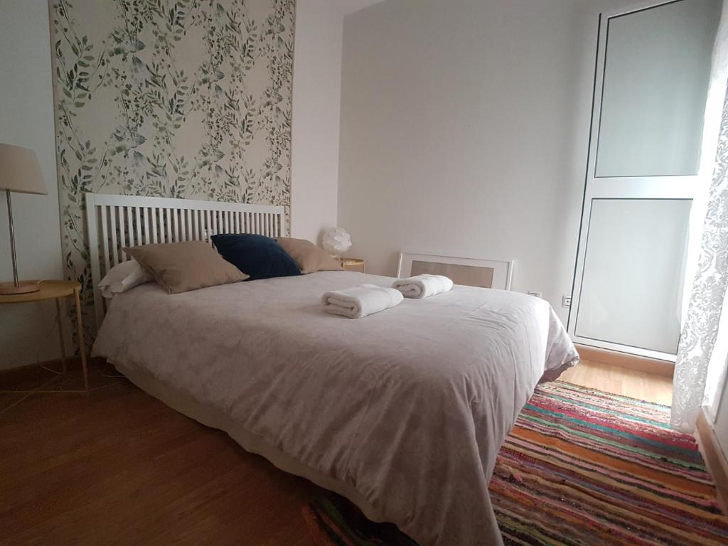 1 dormitorio con 1 cama con toallas en Apartamento en el Centro, en Sevilla