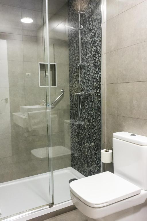 A bathroom at Arenal Suites Preciados