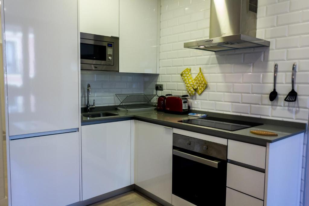 A kitchen or kitchenette at Arenal Suites Preciados