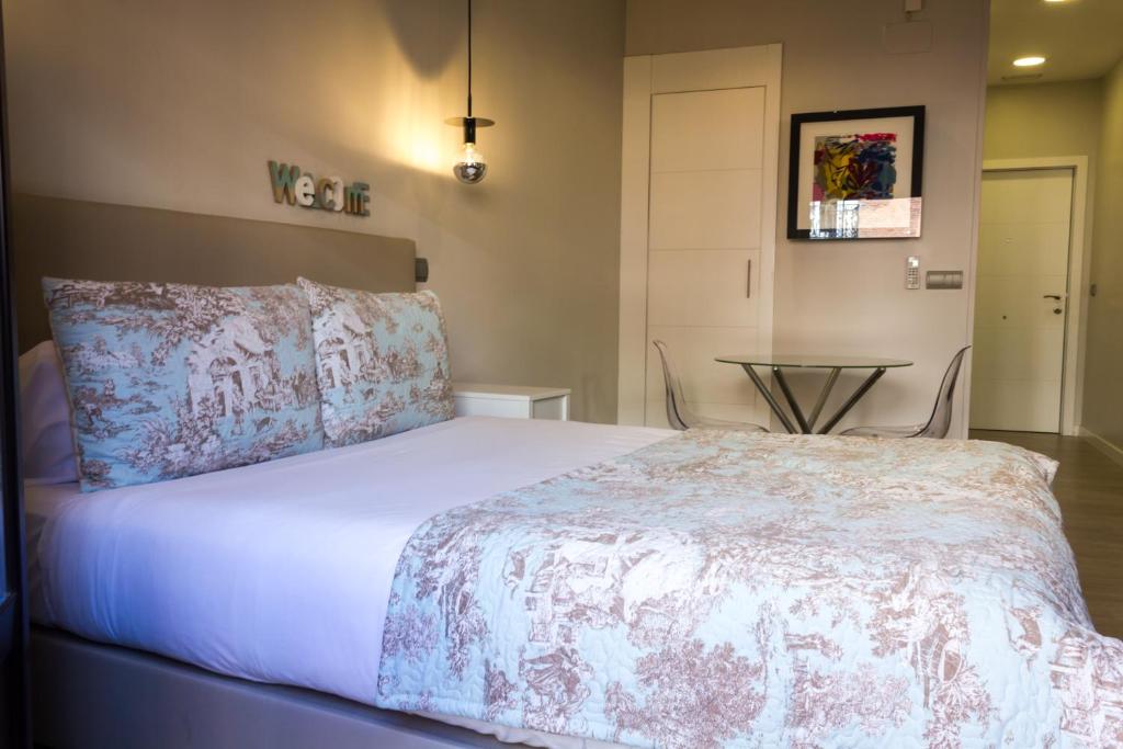 A bed or beds in a room at Arenal Suites Preciados