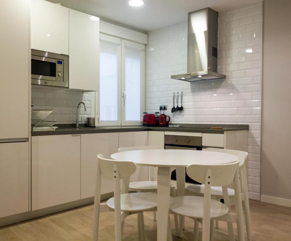 A kitchen or kitchenette at Arenal Suites Preciados