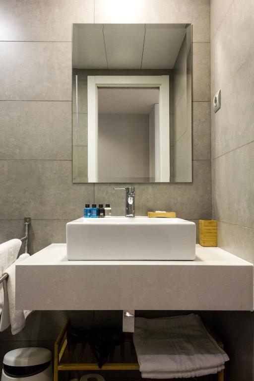 A bathroom at Arenal Suites Preciados