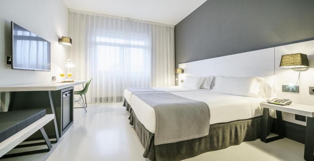 Säng eller sängar i ett rum på Hotel Ilunion Bilbao