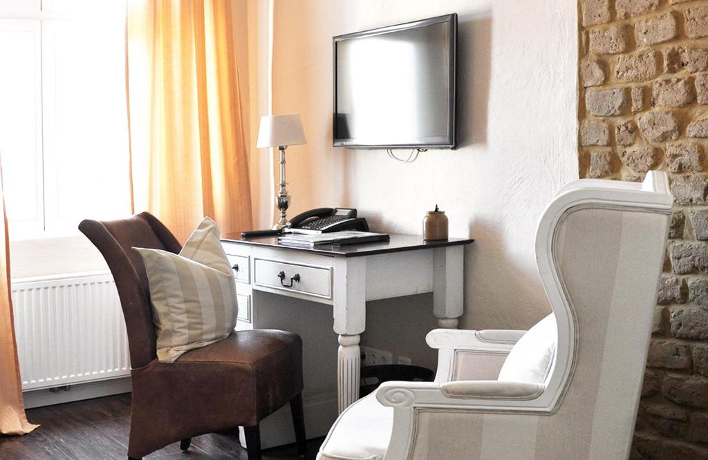 TV a/nebo společenská místnost v ubytování Klosterhotel Neuzelle