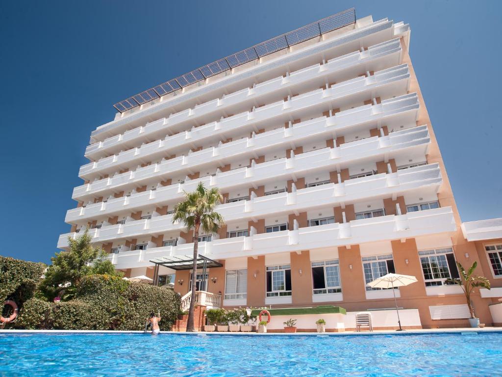 蓬塔翁布里亞的住宿－帕托阿馬里洛酒店，大楼前设有游泳池的酒店