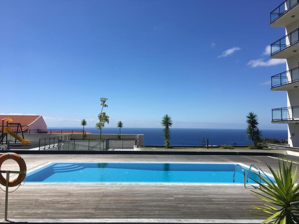 una piscina con vista sull'oceano di Penthouse Quinta Village Garajau a Caniço