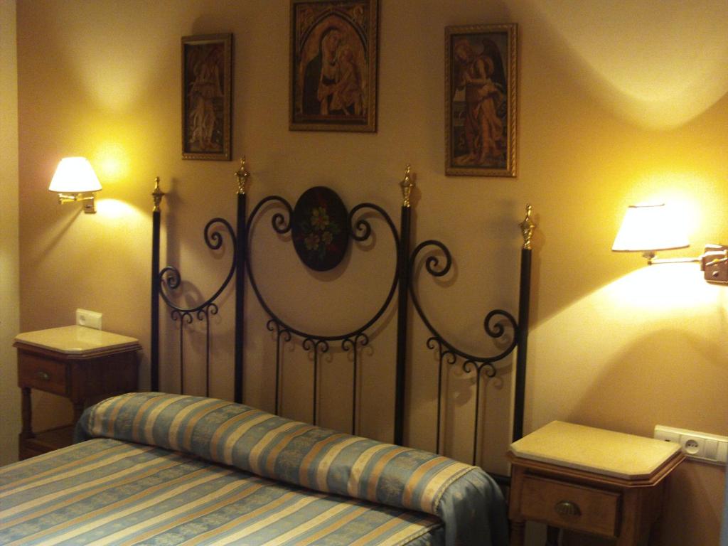Postel nebo postele na pokoji v ubytování Hostal San Luis