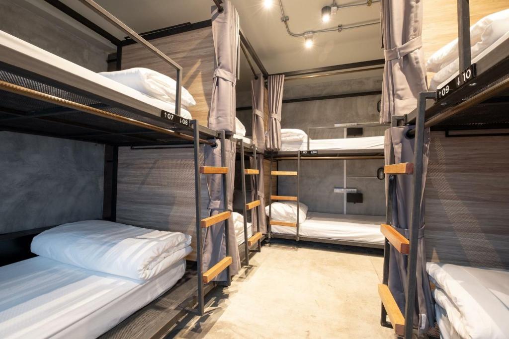 Postel nebo postele na pokoji v ubytování BED STATION Hostel Khaosan