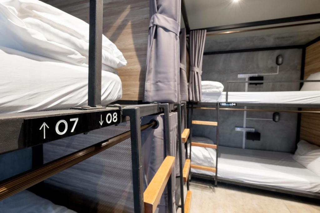Postel nebo postele na pokoji v ubytování BED STATION Hostel Khaosan