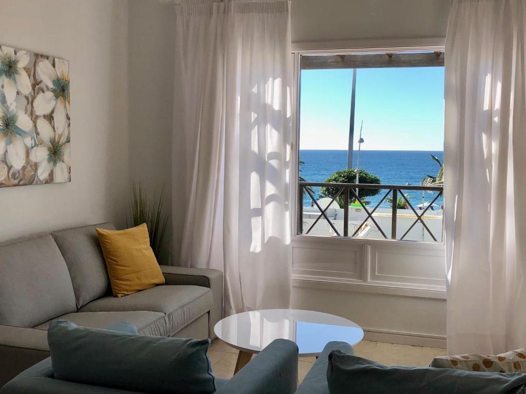 salon z widokiem na ocean w obiekcie Apartamento Tabaybas w Puerto del Carmen
