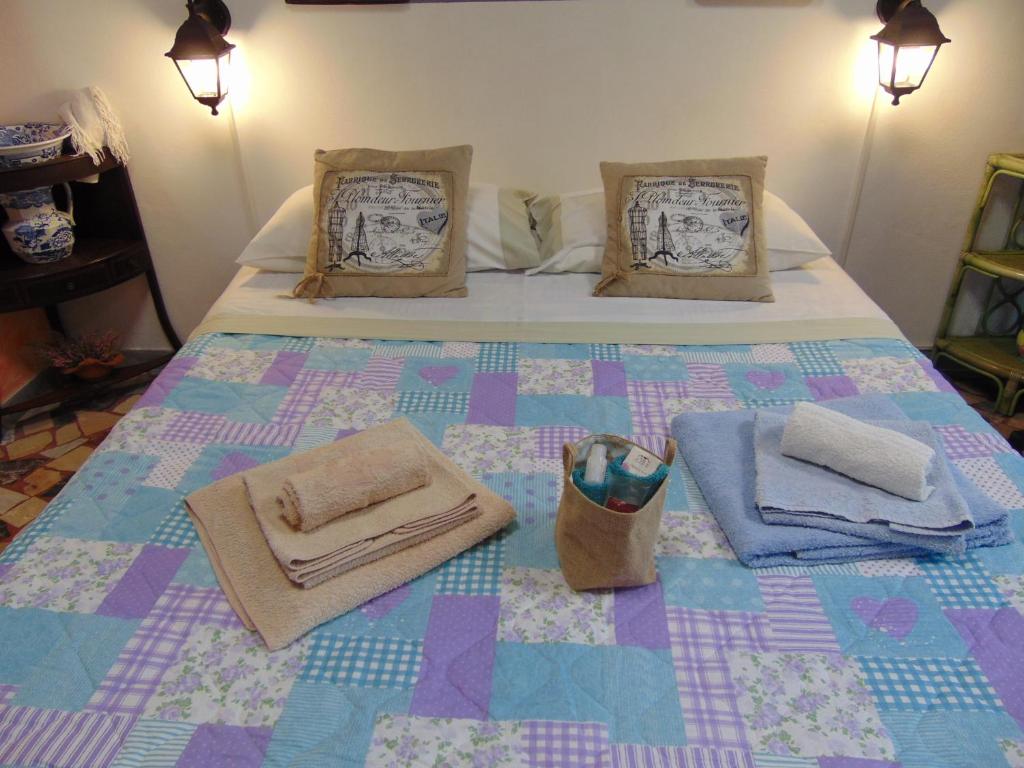 ein Bett mit einer Decke und Handtüchern darauf in der Unterkunft Da Sara e Paolo in Viareggio