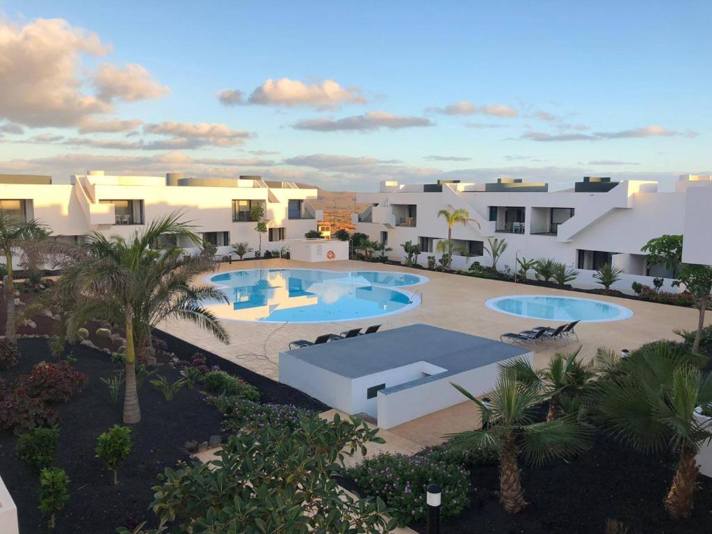 eine Luftansicht eines Resorts mit drei Pools in der Unterkunft Casa Ana - Luxury pool apartment at Casilla de Costa in Villaverde