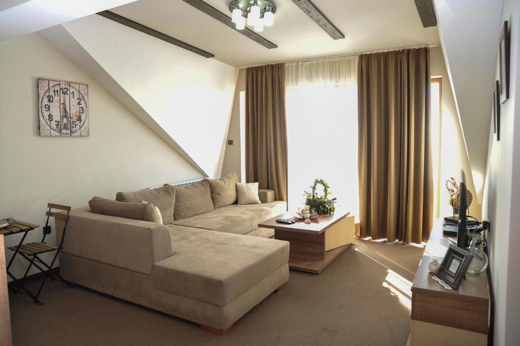 a living room with a couch and a table at Apartman Vlada b14 in Kopaonik