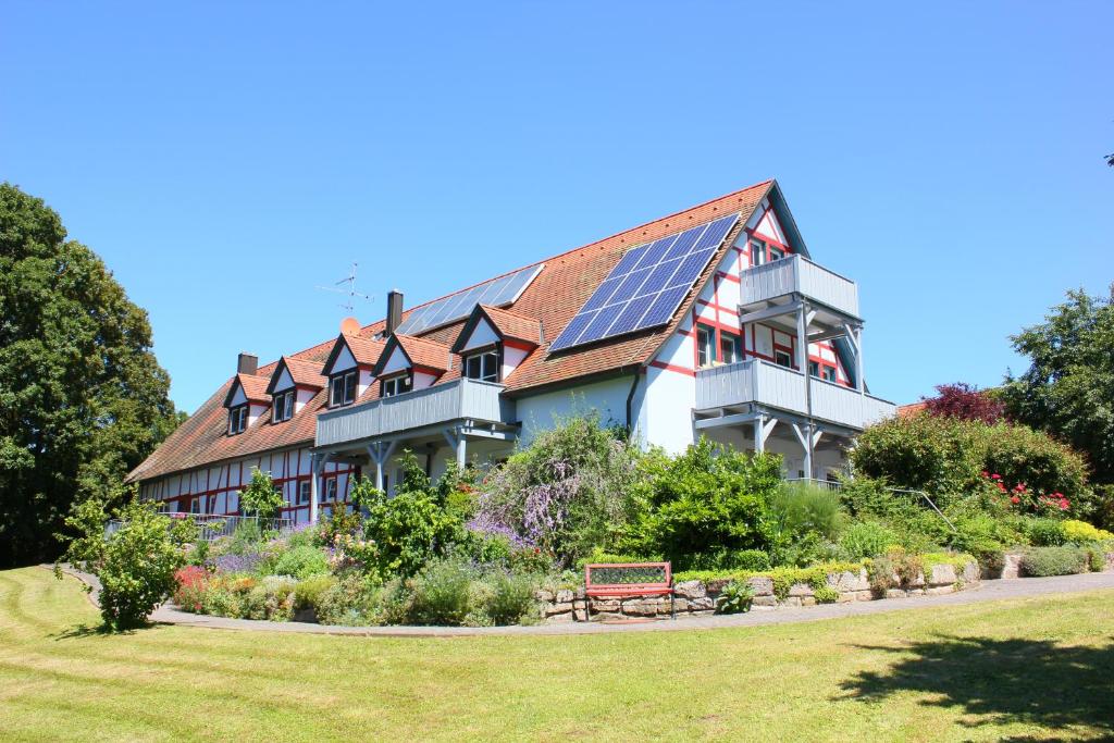 una casa con un panel solar en el techo en Pension im Vorhof, en Windelsbach