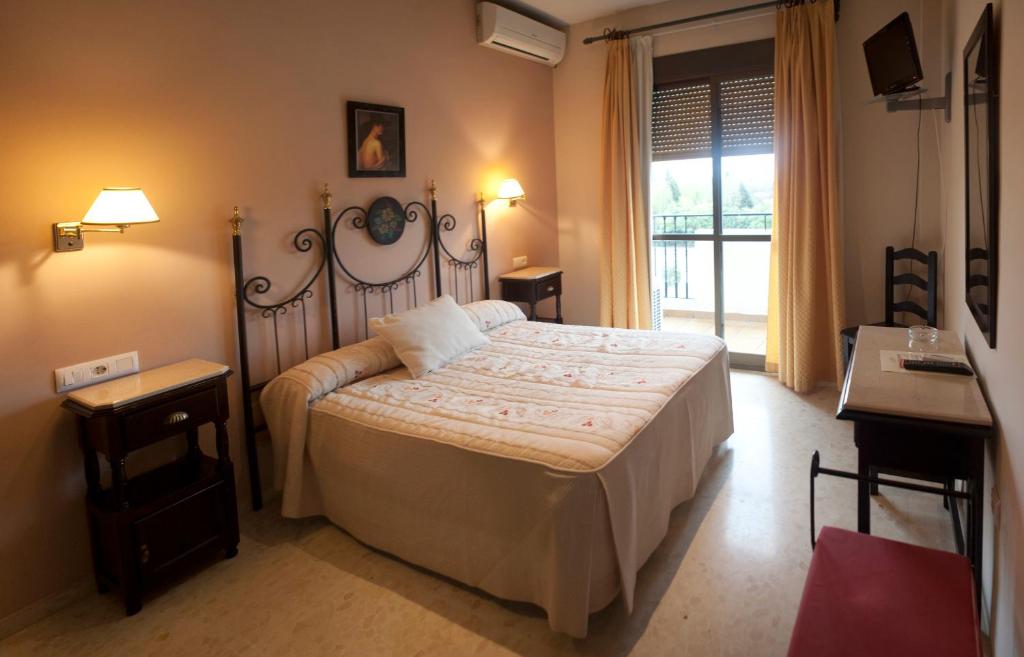 Un pat sau paturi într-o cameră la Hostal San Luis