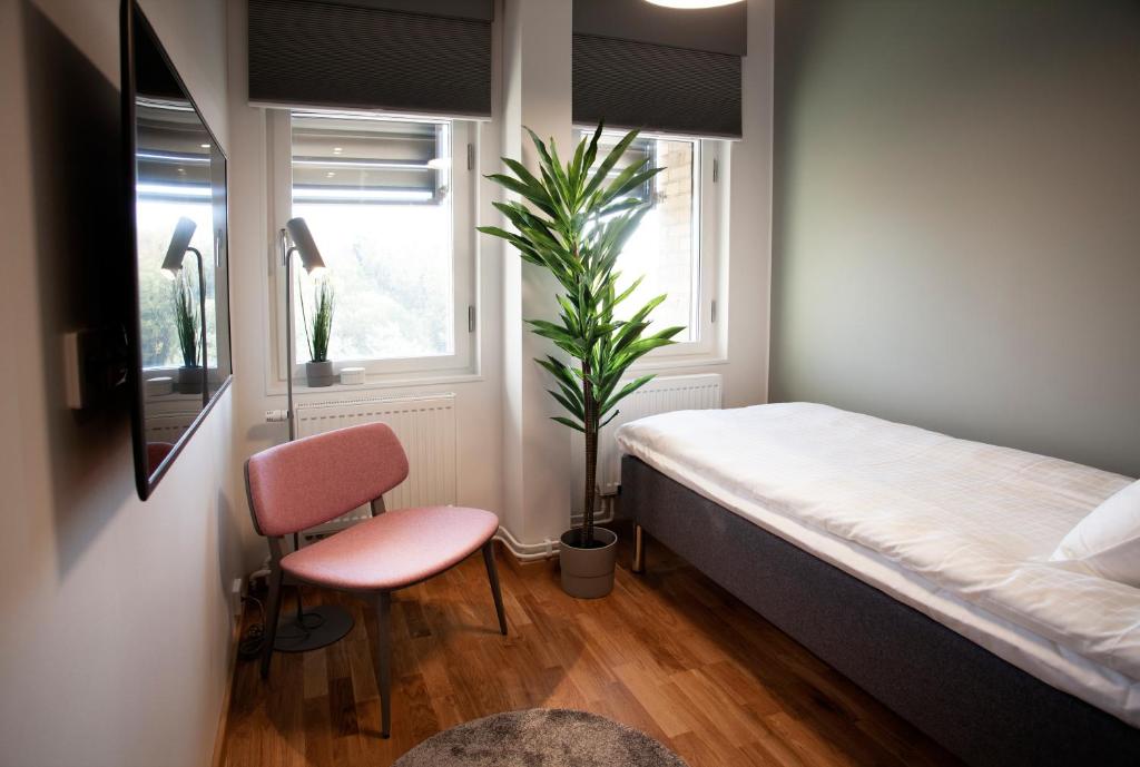 Postel nebo postele na pokoji v ubytování First Hotel The Studio
