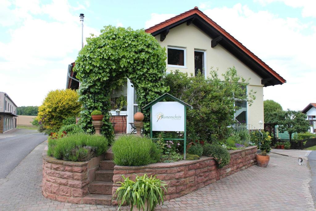 ein Haus mit einem Schild davor in der Unterkunft Blumenschein-Ferienwohnung Unne in Kirchzell
