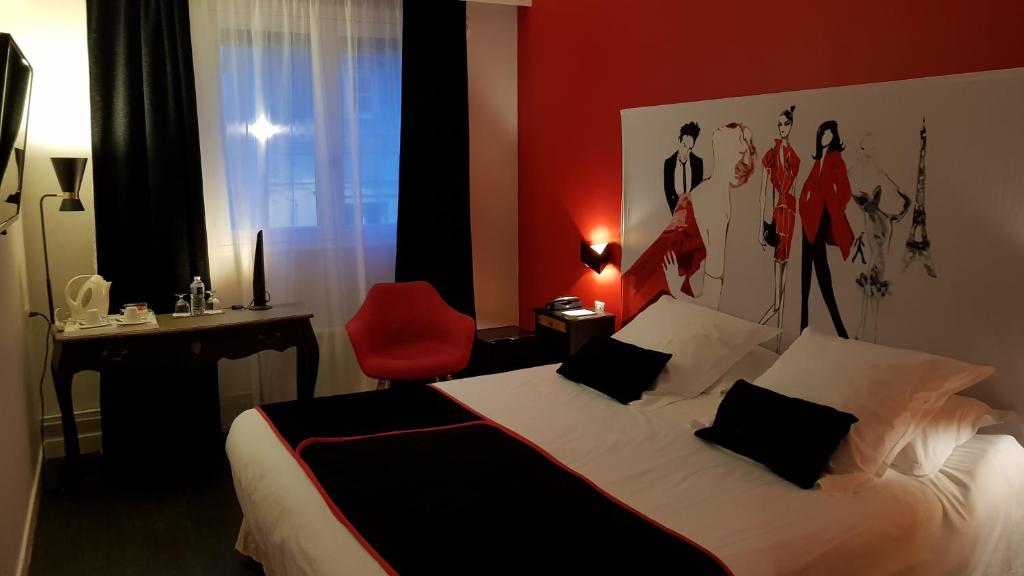 een hotelkamer met een bed en een rode muur bij Hotel de Champagne in Épernay
