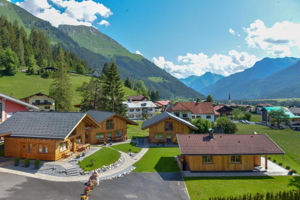 un petit village dans les montagnes avec des bâtiments dans l'établissement Ferienhütten Lechtal Chalets, à Elbigenalp