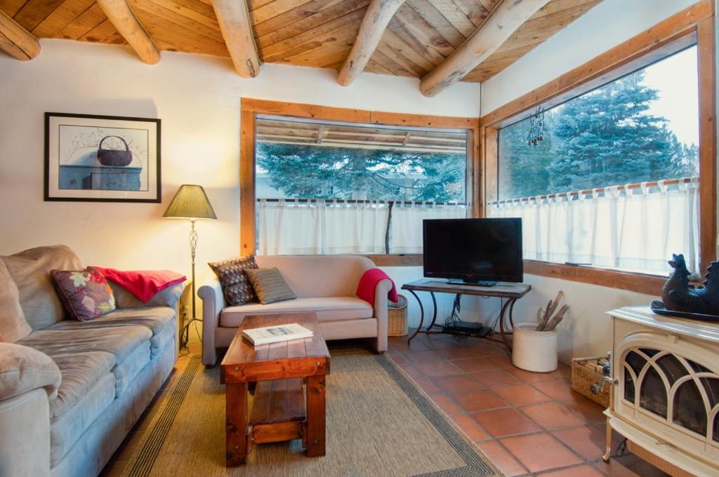 - un salon avec un canapé et une télévision dans l'établissement Denton Cabin, à Taos Ski Valley