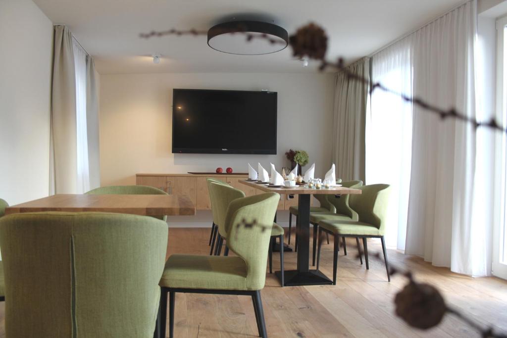 TV a/nebo společenská místnost v ubytování Boutique Hotel grüner Zweig
