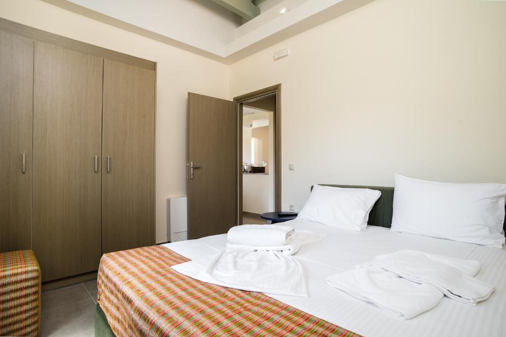 Postel nebo postele na pokoji v ubytování Three Stars Luxury Villas