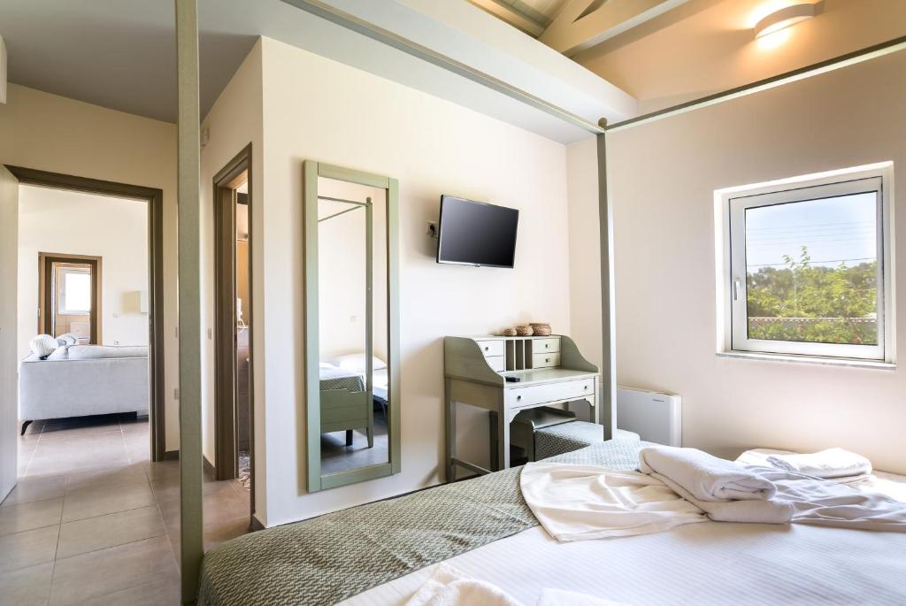 Postel nebo postele na pokoji v ubytování Three Stars Luxury Villas