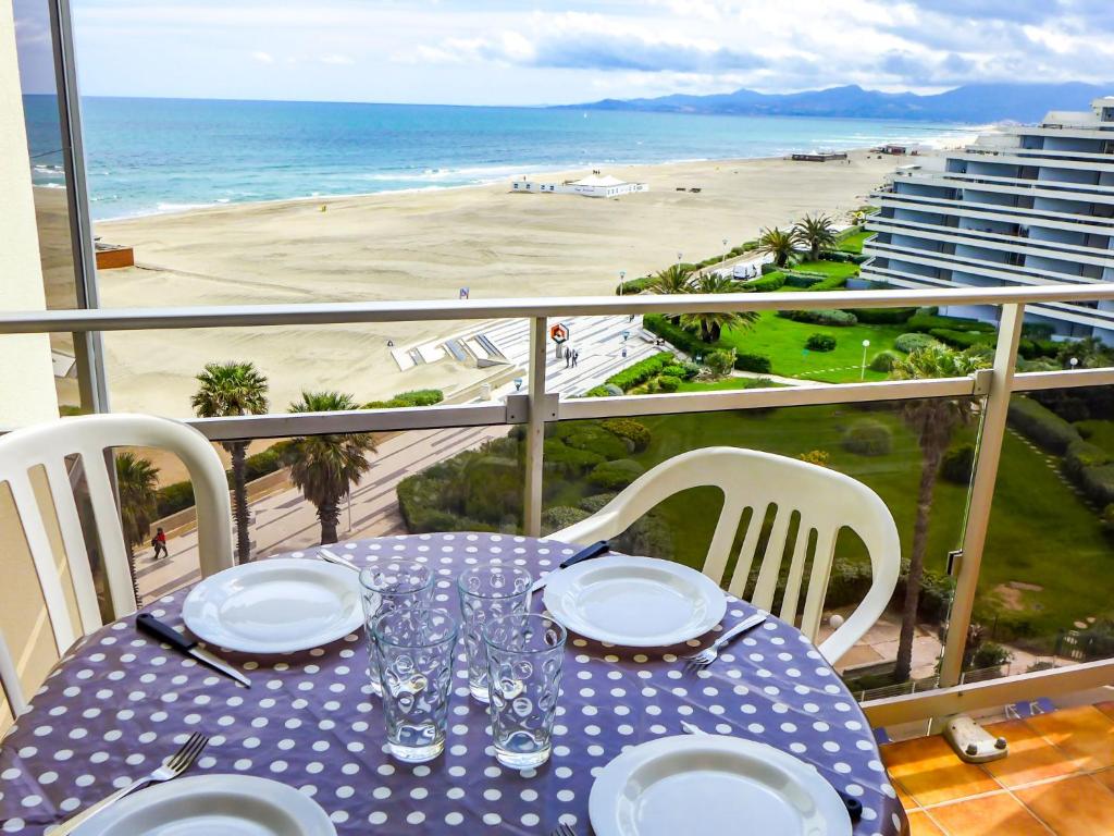 une table sur un balcon avec vue sur la plage dans l'établissement Apartment Le Beach-1 by Interhome, à Canet
