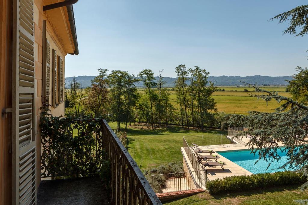 Bazén v ubytování Borgo Ramezzana Country House nebo v jeho okolí