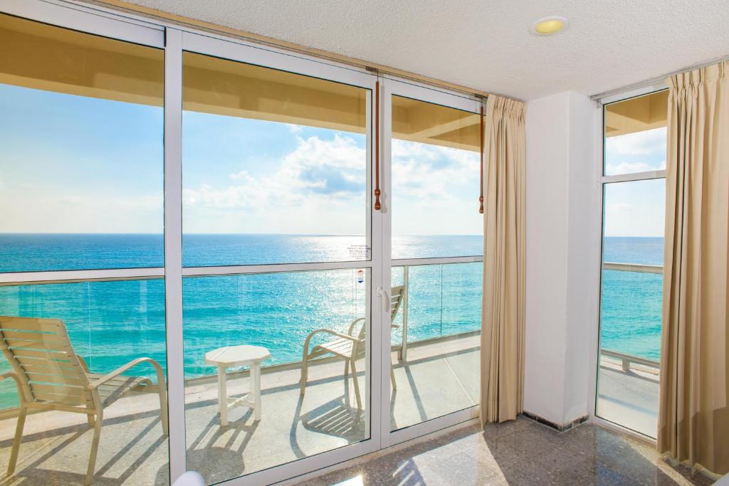 Stunning! 2 BDRM Beach/Oceanfront Condo on Cancun Beach Hotel Zone