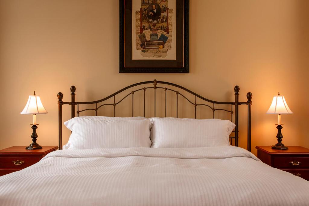 
Premier King Room with St. Paul Street View
