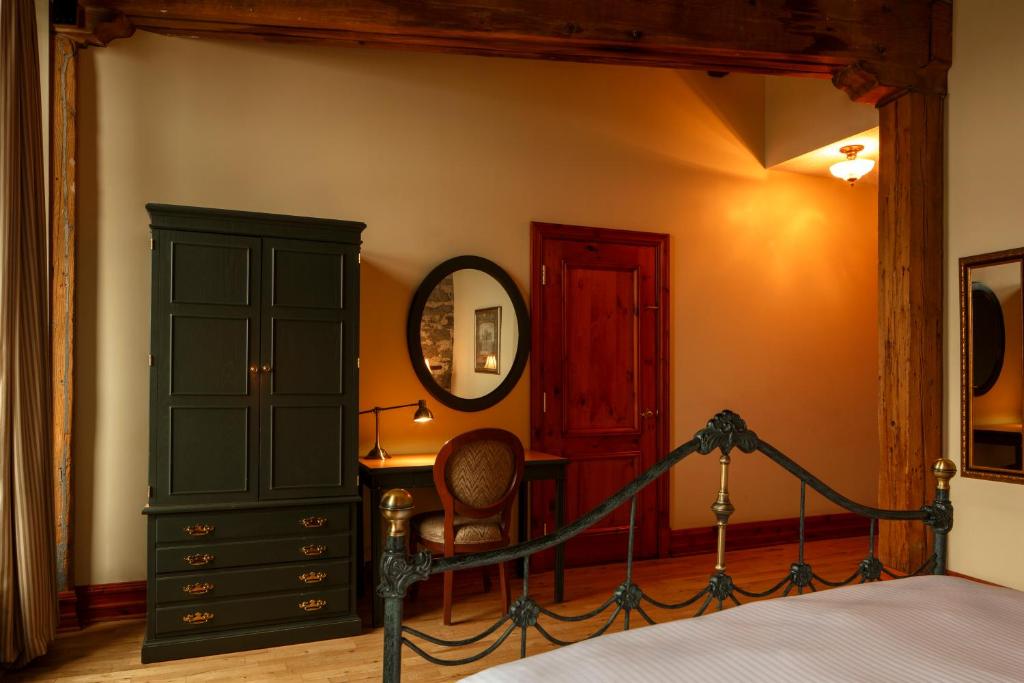 Auberge du Vieux Port by Gray Collection - Signature Queen Room - St Laurent River Front