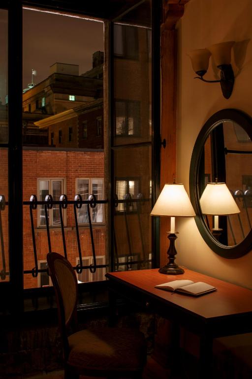 Auberge du Vieux Port by Gray Collection - Premier King Room - St Laurent River Front