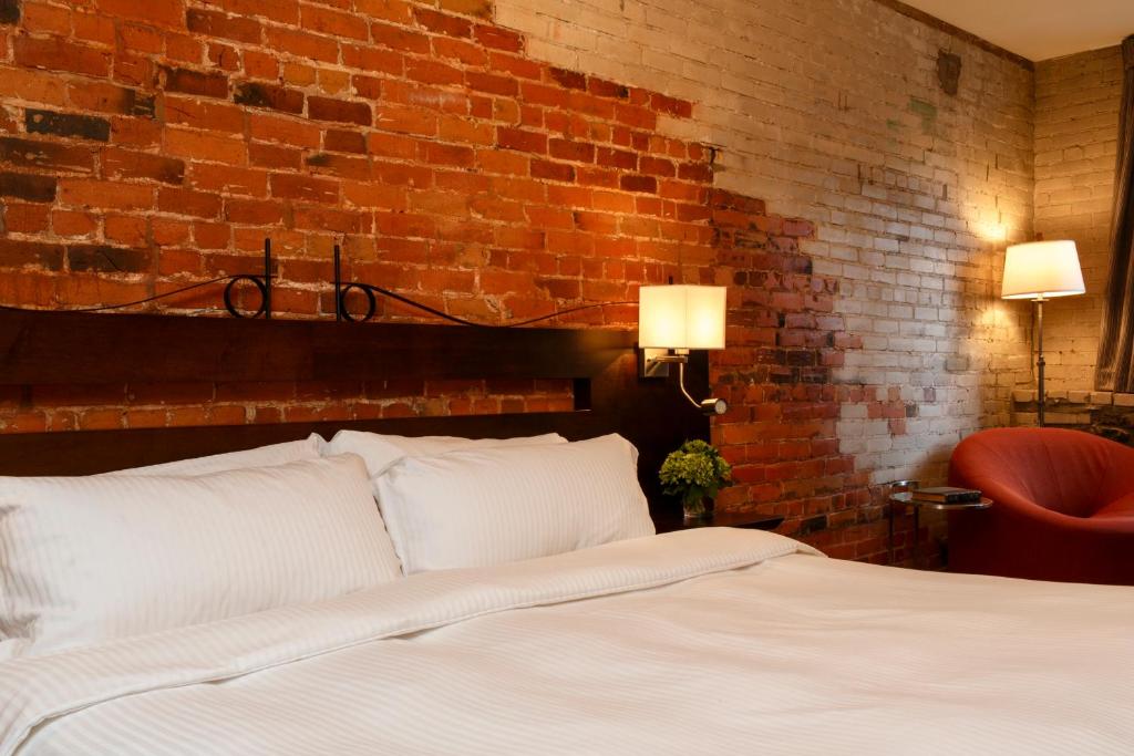Auberge du Vieux Port by Gray Collection - Deluxe King Room With St. Paul Street View