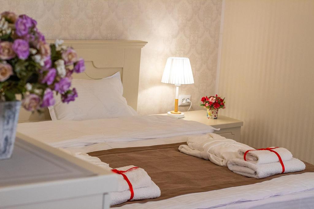 um quarto de hotel com uma cama com toalhas em Royal Apartment in old Tbilisi em Tbilisi