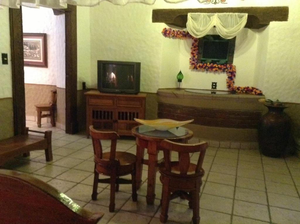 TV a/nebo společenská místnost v ubytování Hotel Los Escudos