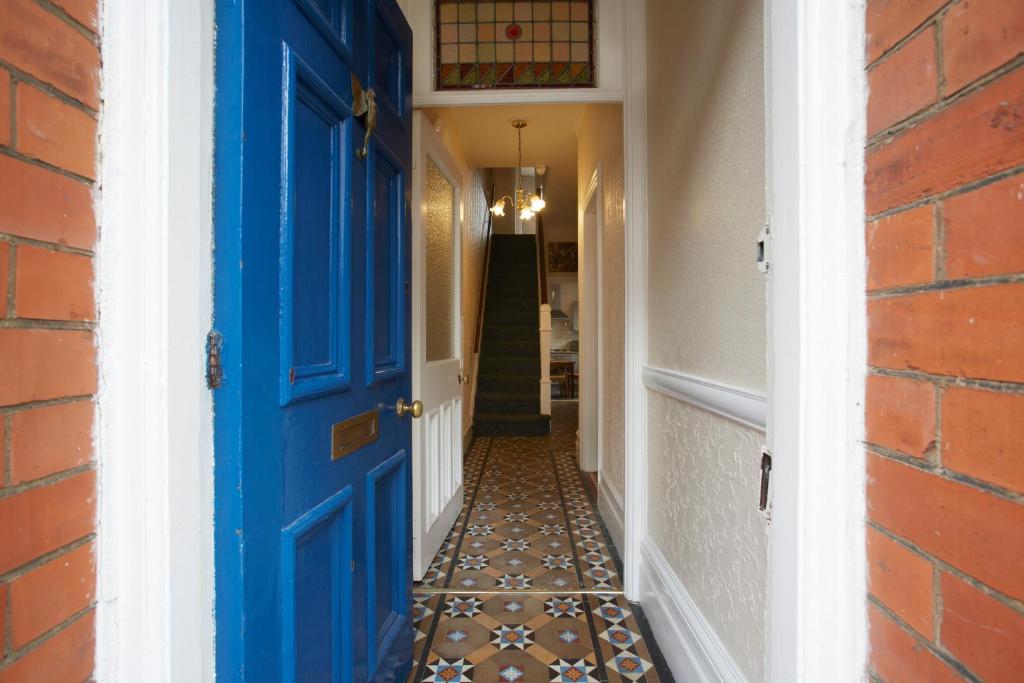 una puerta azul en un pasillo con suelo de baldosa en Vas' York House, en York