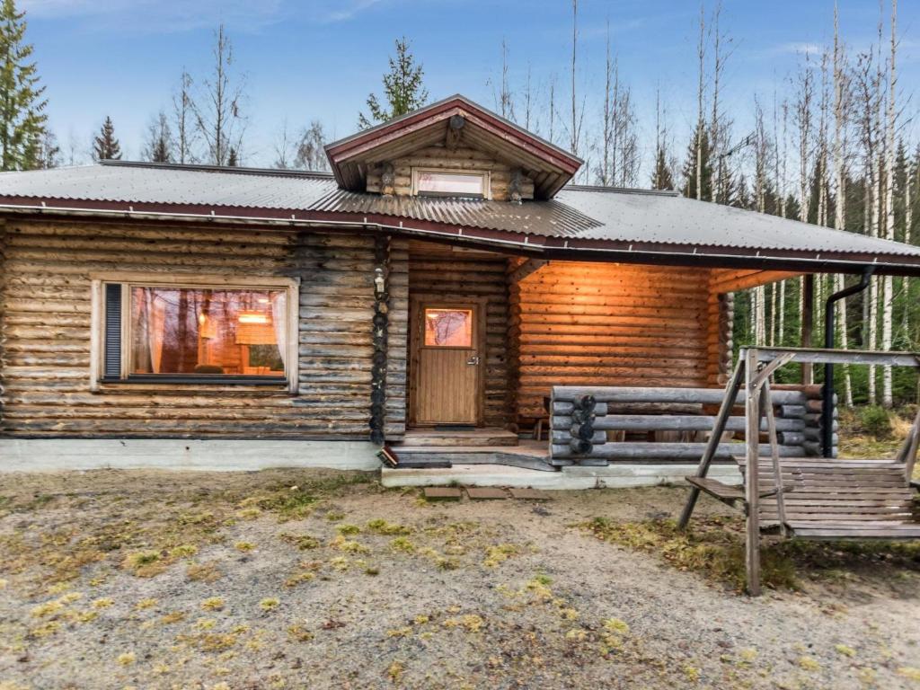 drewniany domek z werandą i drzwiami w obiekcie Holiday Home Heporanta by Interhome w mieście Säkinmäki