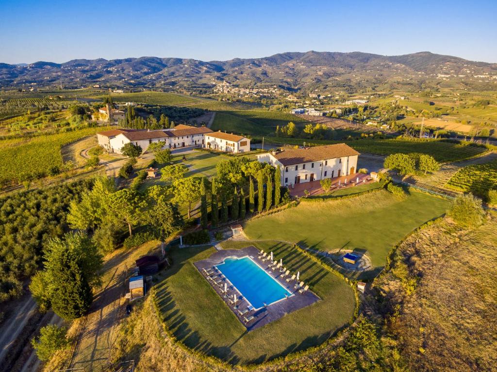 una vista aérea de una finca con piscina en Agriturismo Streda Wine & Country Holiday en Vinci